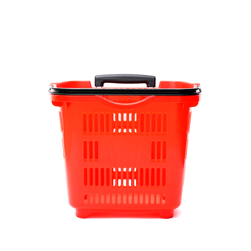 Nákupný košík z ekologického plastového vozíka v supermarkete