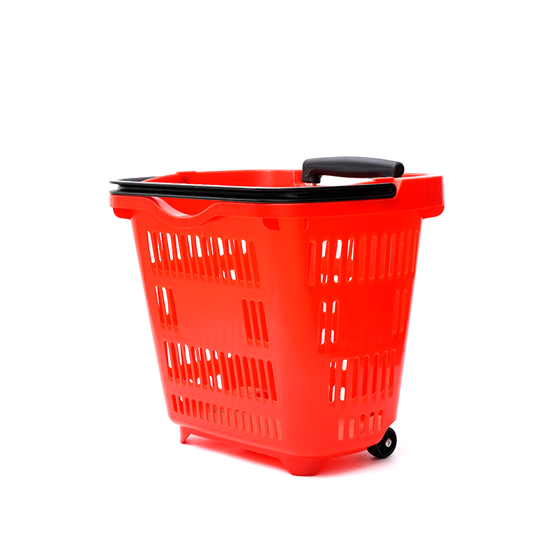 Nákupný košík z ekologického plastového vozíka v supermarkete